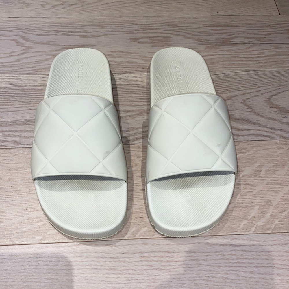 Bottega Veneta The Slider Rubber Slide Sandals - Sea Salt, Size 41